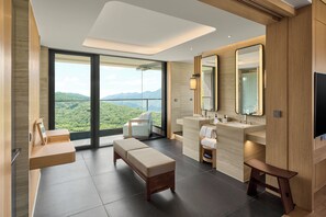 Quarto premium, 1 cama King | Banheiro | Banheira e chuveiro separados, banheiras de fontes termais