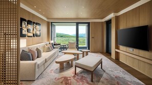 Phòng Suite, 1 phòng ngủ, ban công | Bộ đồ giường kháng dị ứng, minibar, két bảo mật tại phòng 