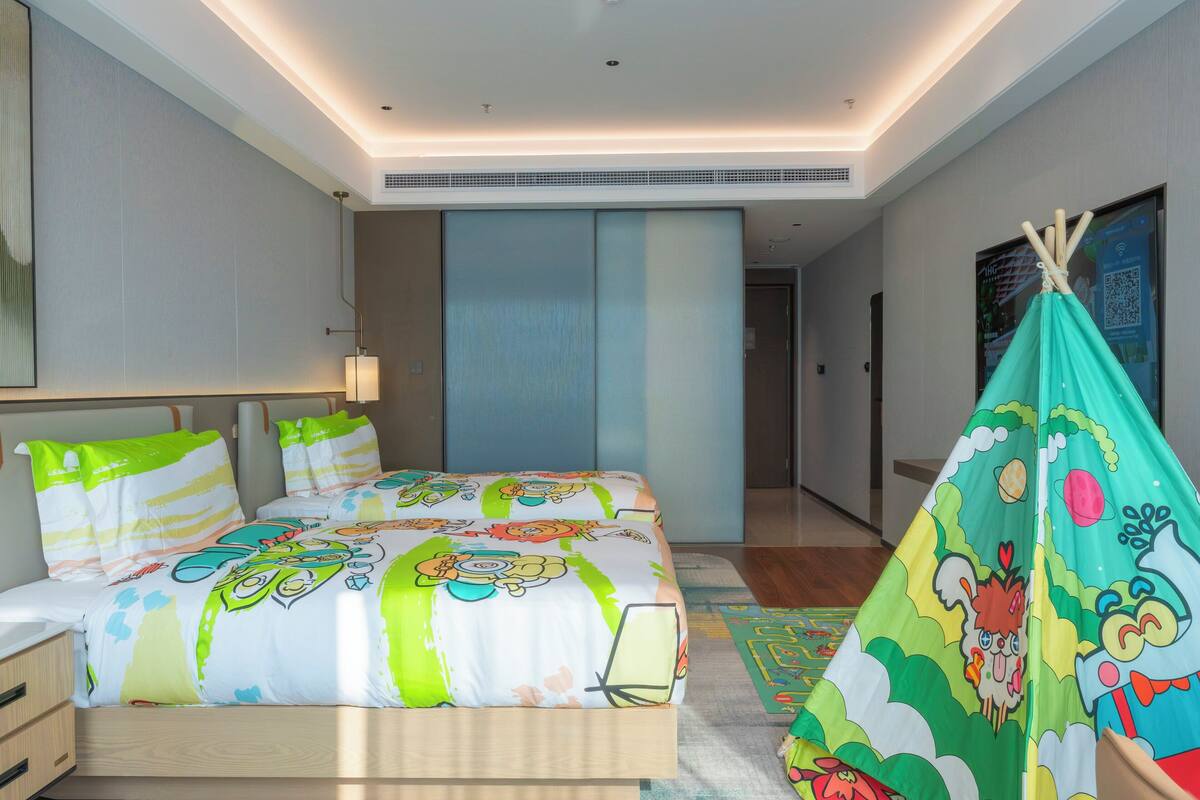Een slaapkamer met een bed, nachtkastjes, een raam en een deur.