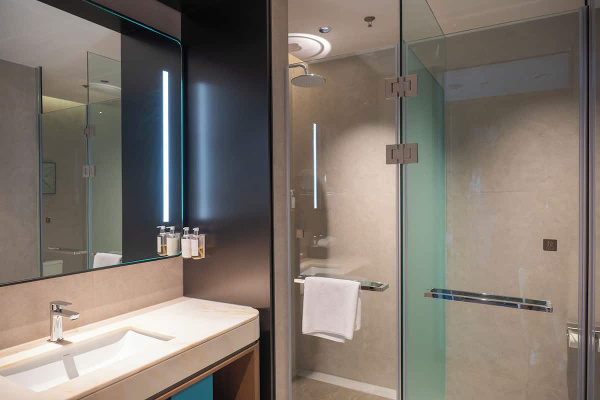 Rainfall showerhead, free toiletries, hair dryer, bathrobes