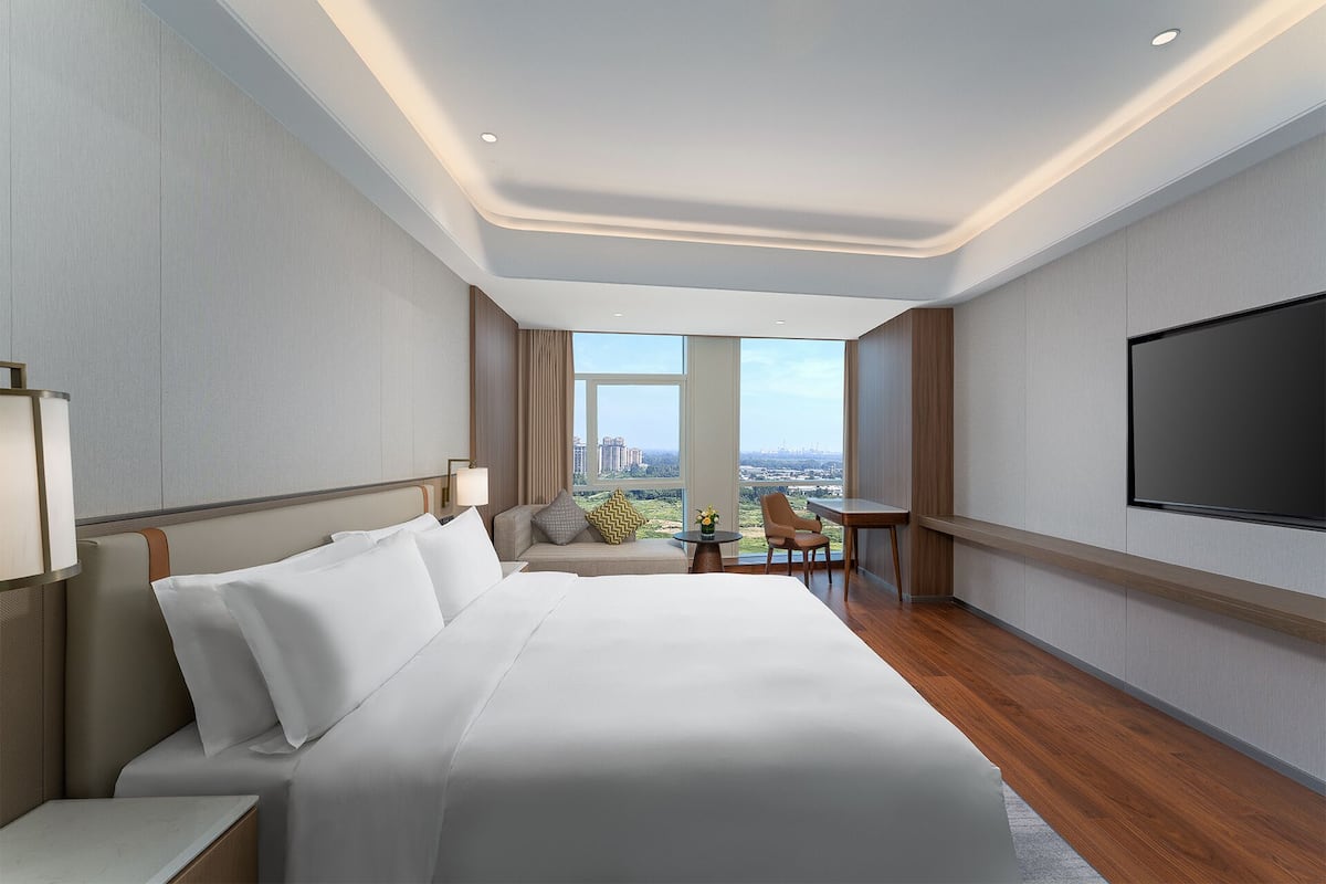 Standaard kamer, 1 kingsize bed | Donsdekens, een kluis op de kamer, een bureau, een laptopwerkplek