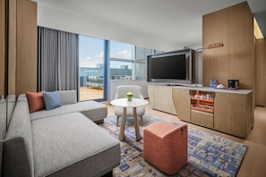 Premium-Zimmer, 1Â King-Bett, barrierefrei, Balkon (Lounge Access) | Hochwertige Bettwaren, Select-Comfort-Betten, Minibar, Schreibtisch