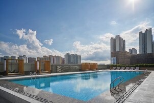 Una piscina al aire libre