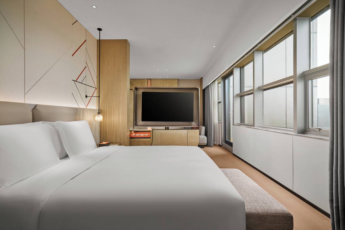 Premium bedding, Select Comfort beds, minibar, desk