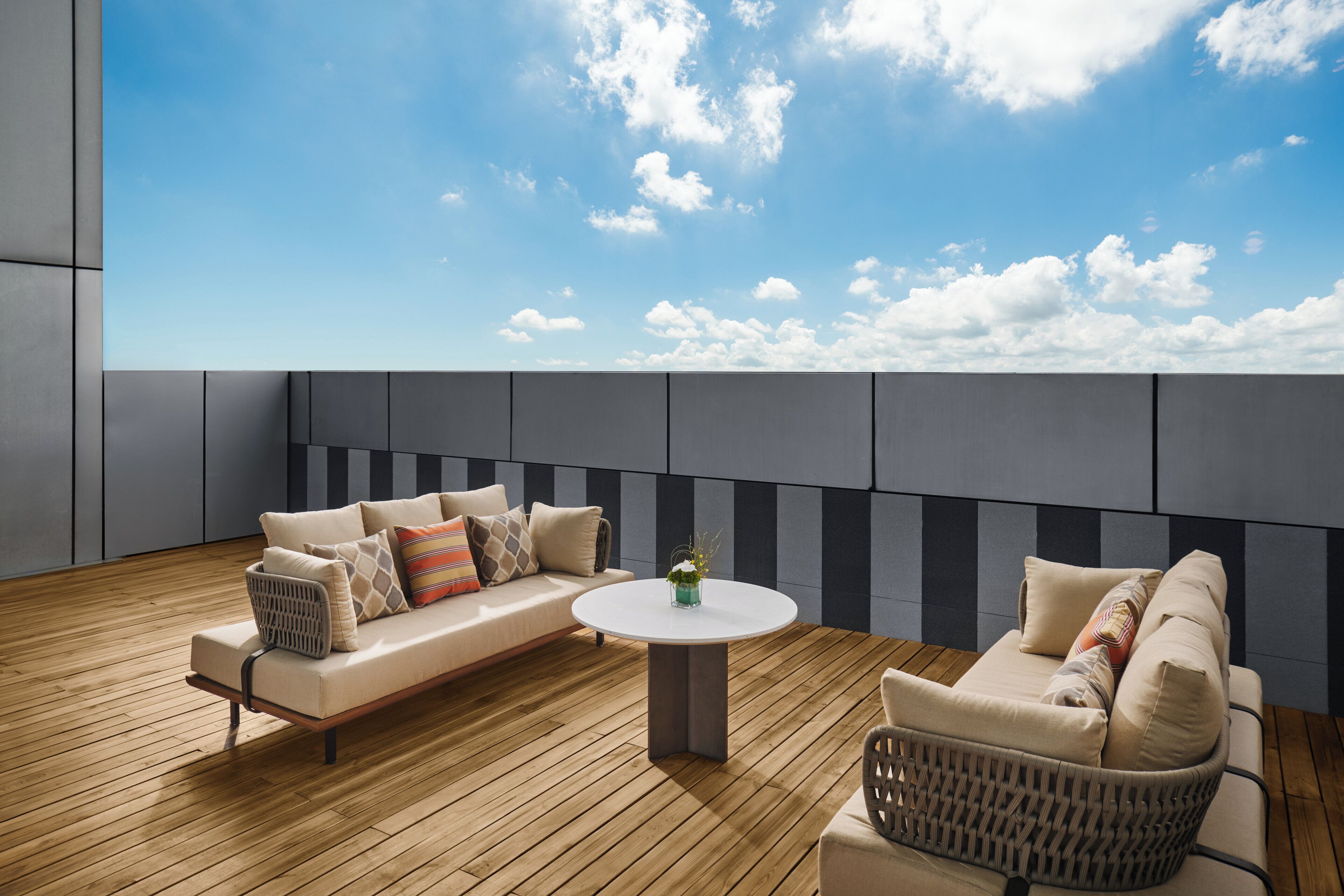 Ropa de cama de alta calidad, colchones Select Comfort y minibar 