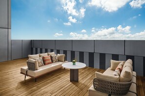 Premium Room, 1 Katil Raja (King), Accessible, Balcony (Lounge Access) | Peralatan tempat tidur premium, katil Select Comfort, bar mini, meja 