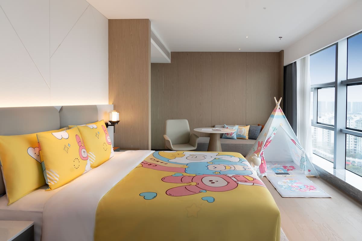 Chambre Prestige, 1 très grand lit (Kids Theme) | Literie de qualité, lit avec matelas Select Comfort, minibar, bureau