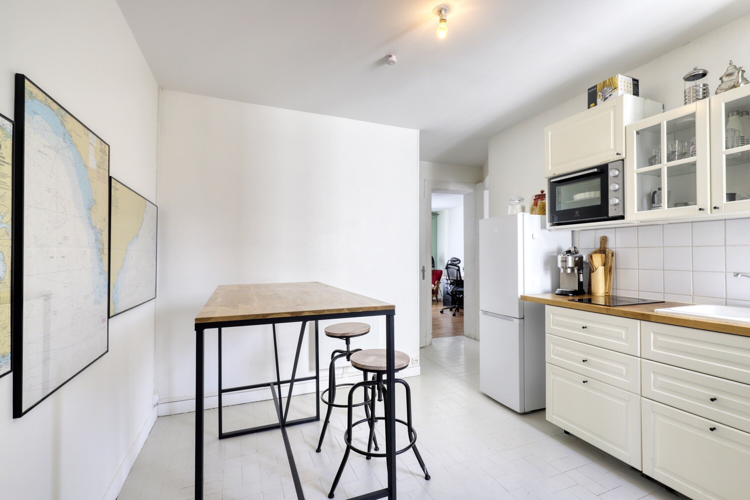 Fridge, oven, coffee/tea maker