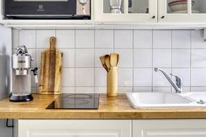 Fridge, oven, coffee/tea maker
