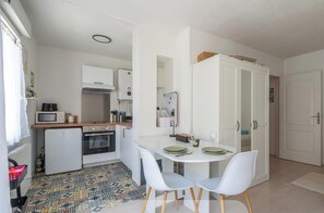 Coffee/tea maker, fridge, microwave, oven