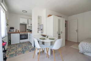 Fridge, microwave, oven, dishwasher