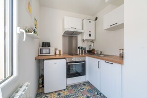 Réfrigérateur, four à micro-ondes, un four, lave-vaisselle