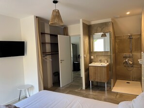 3 bedrooms, bed sheets