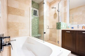 Dusche, Haartrockner, Handtücher, Seife