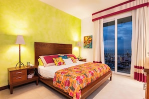 3 habitaciones, escritorio y tabla de planchar con plancha