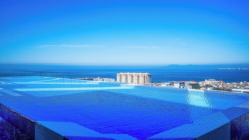 Vestrella Penthouse! Luxury 2800 sq ft/3bd/3bth Ocean views, walk to the Zona!