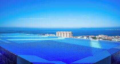 Vestrella Penthouse! Luxury 2800 sq ft/3bd/3bth Ocean views, walk to the Zona!