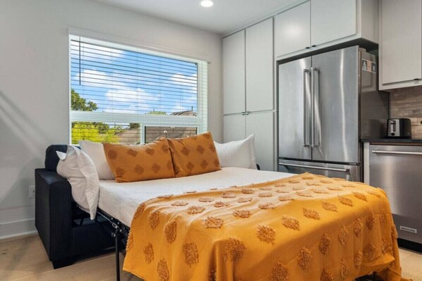 1 chambre, bureau, fer et planche à repasser, lit de bébé portatif