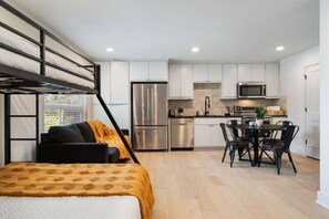 1 bedroom, desk, iron/ironing board, travel cot - Modern Downtown Apt • Fast Wi-Fi & Parking (Austin)