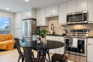 Réfrigérateur, four à micro-ondes, un four, surface de cuisson