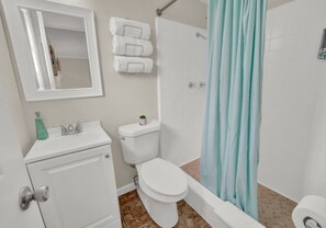 Towels, soap, shampoo, toilet paper - Coastal Studio Retreat | Perfect for a quick trip! (Panama City)