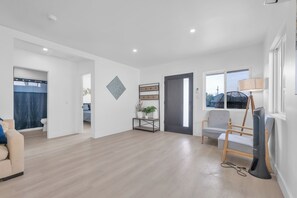 5 bedrooms, iron/ironing board, WiFi, bed sheets