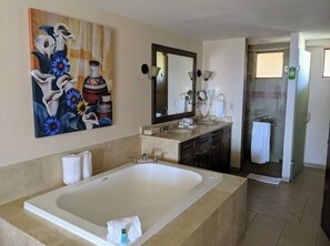 Secadora de cabello, toallas, jabón, papel de baño