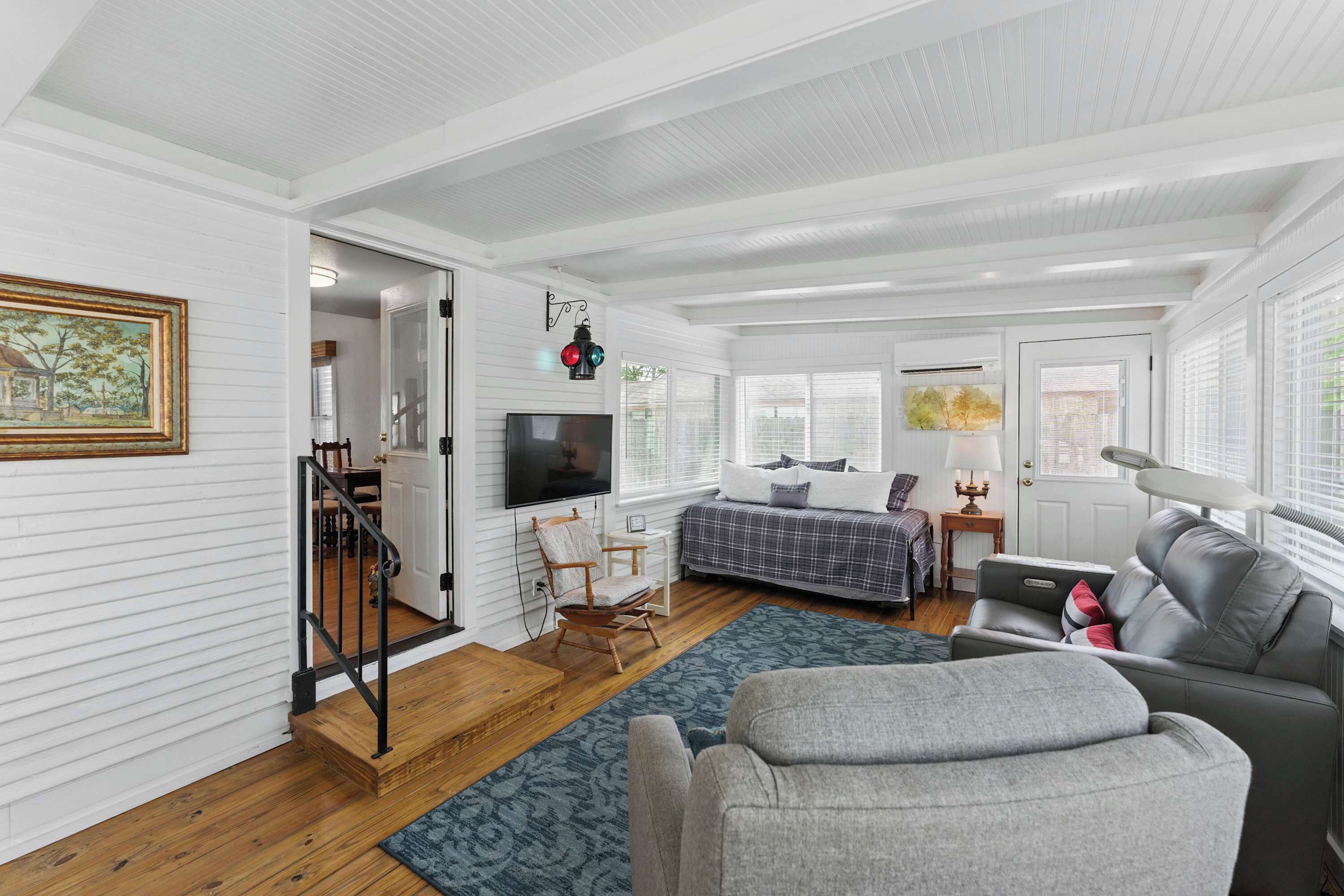 TV, DVD player, offices