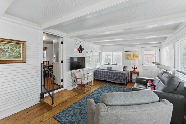 Fernseher, DVD-Player, Arbeitsbereiche