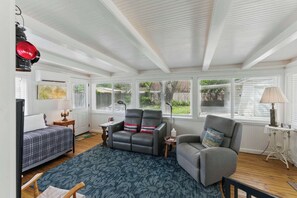 Fernseher, DVD-Player, Arbeitsbereiche