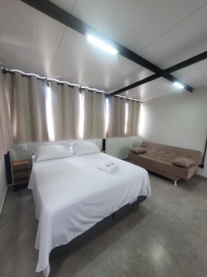1 bedroom, WiFi, bed sheets - 1 bedroom apartment, air conditioning and garage. (Fábricas São João del Rei)