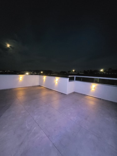 1 bedroom apartment, air conditioning and garage.