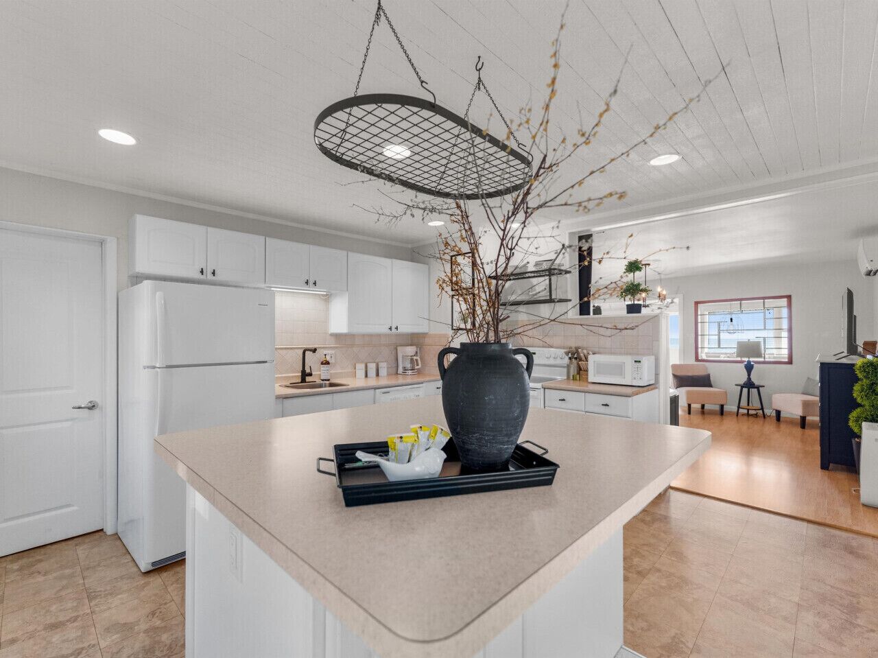 Kylskåp, mikrovågsugn, ugn och spishäll