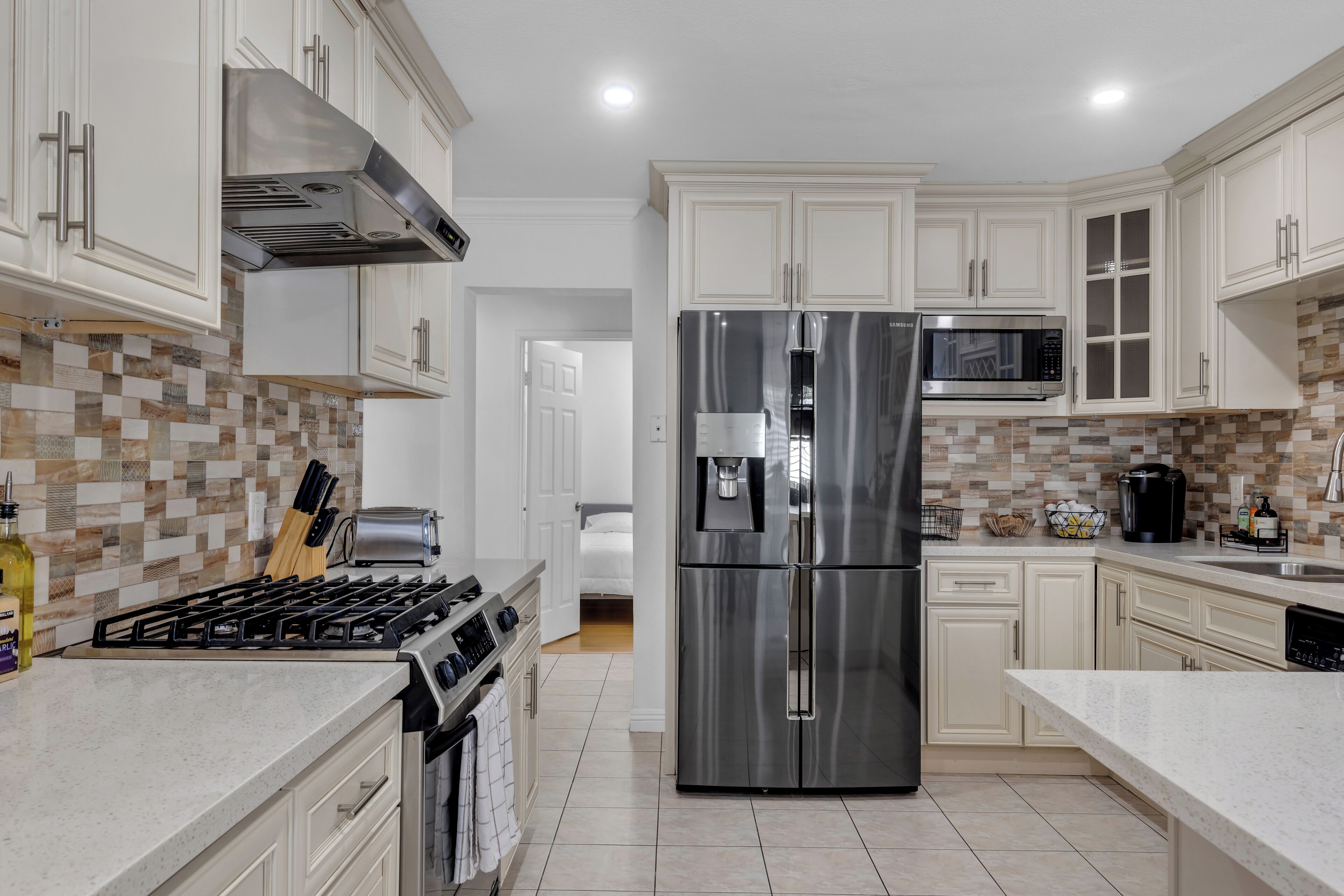 Kylskåp, mikrovågsugn, ugn och spishäll