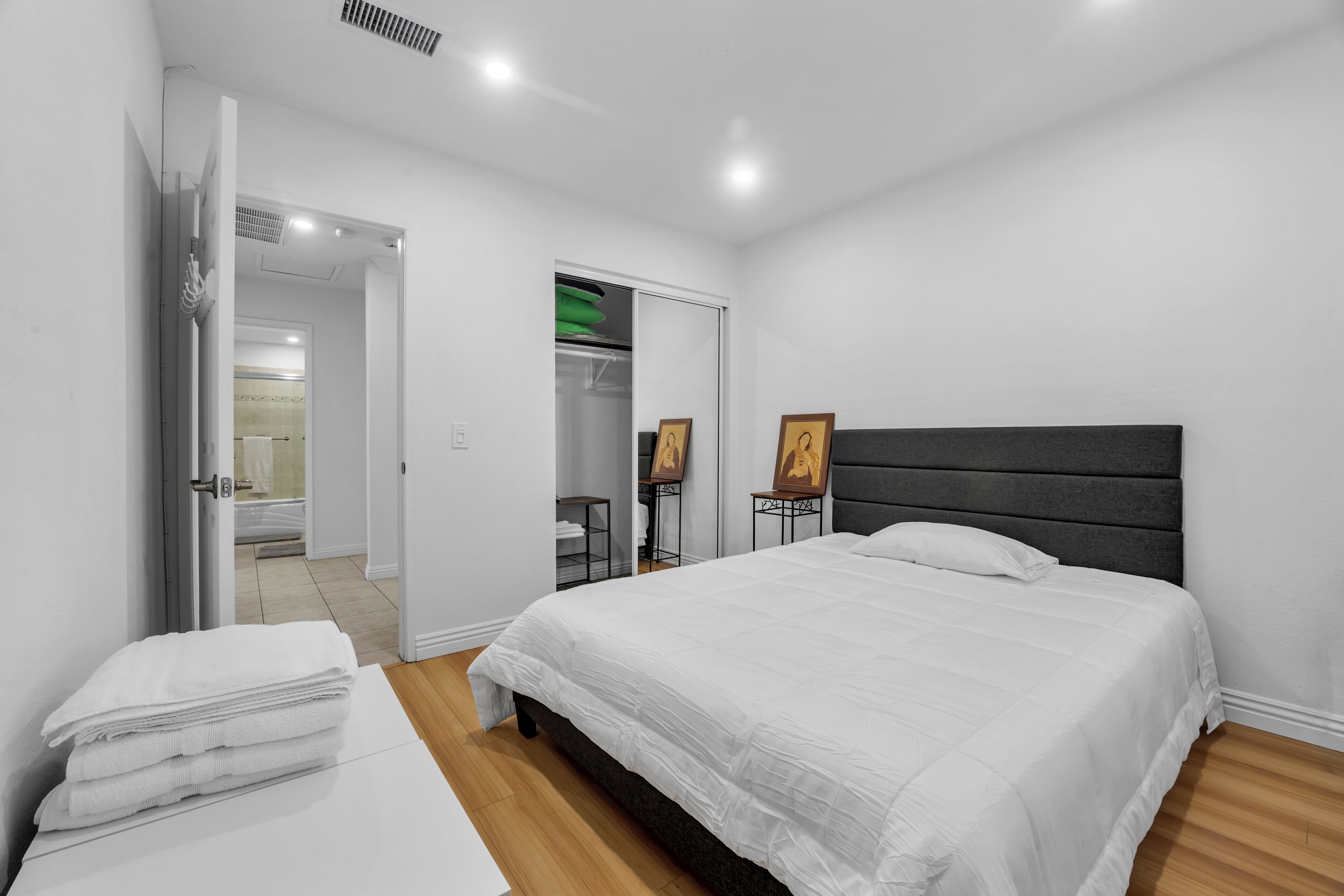 3 makuuhuonetta, työpöytä, silitysrauta/-lauta, ilmainen Wi-Fi