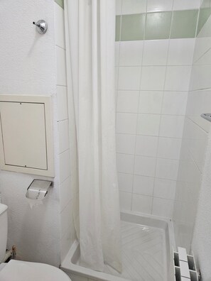 提供毛巾、番梘、廁紙