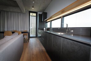 Departamento Terrace | Private kitchen | Fridge, microwave, oven, stovetop - Nucleo Mayor Apart (Lo Barnechea)