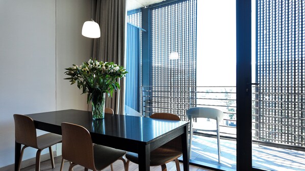 Caja de seguridad en la habitación y escritorio