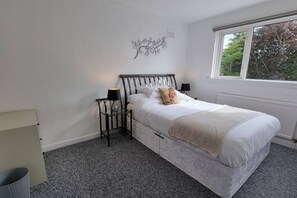 4 bedrooms, iron/ironing board, free WiFi, bed sheets