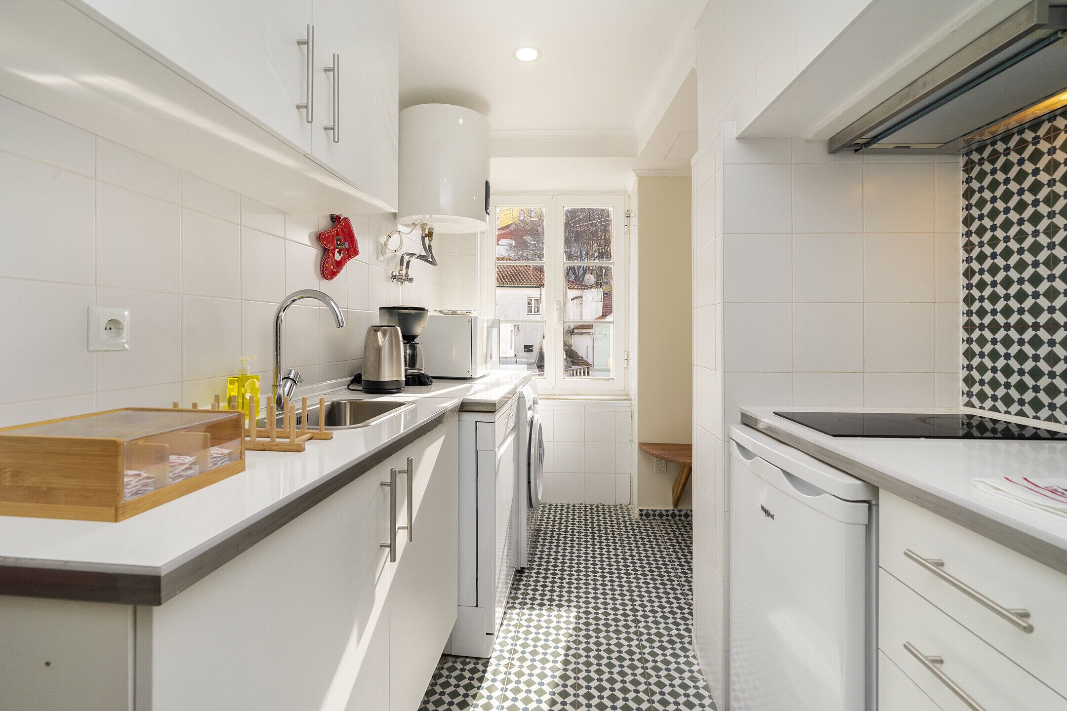 Réfrigérateur, micro-ondes, lave-vaisselle, cafetière/bouilloire