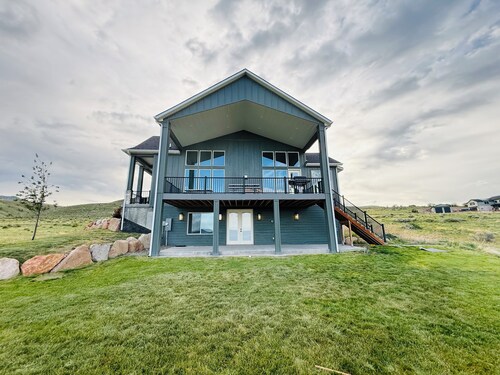 Bear Lake house sleeps 33 w/ lake + pool + pickelball courts access!
