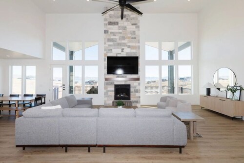 Bear Lake house sleeps 33 w/ lake + pool + pickelball courts access!