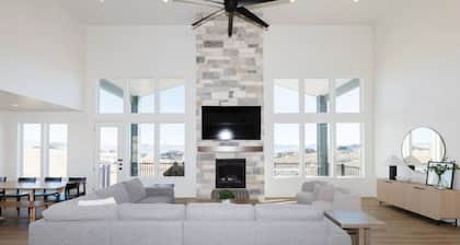 Bear Lake house sleeps 33 w/ lake + pool + pickelball courts access!