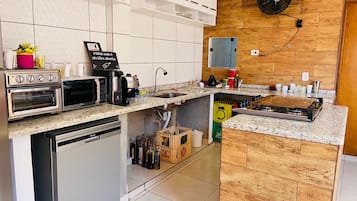 Een magnetron, een oven, een kookplaat, een vaatwasser