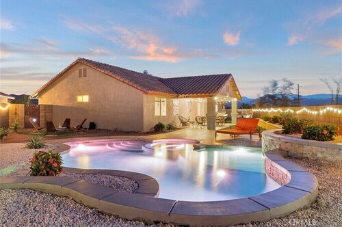 Stunning Joshua Home with Pool, Spa and Game Room!! Cozy and Comfortable Retreat