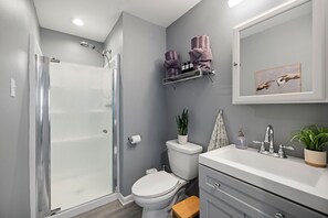 Dusche, Haartrockner, Handtücher, Seife
