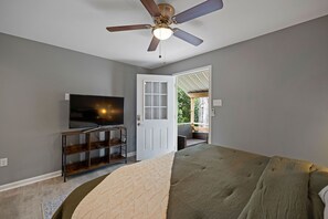 2 bedrooms, iron/ironing board, travel cot, WiFi - The Sandra House Downtown Hammond (Hammond)