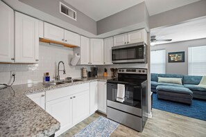 Fridge, microwave, oven, stovetop - The Sandra House Downtown Hammond (Hammond)