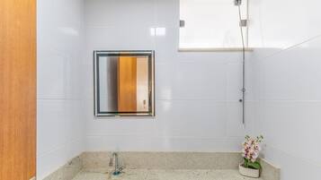 Basic Apartment | Bathroom