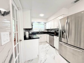 Private kitchen - Palm House near Beach, Game Room, Pool & King Beds (Fort Lauderdale)